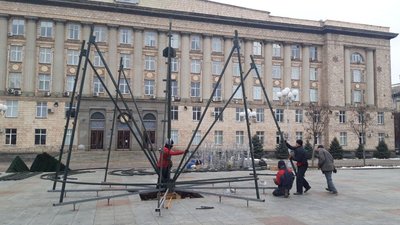 У Черкасах починають встановлювати головну ялинку міста У Черкасах починають встановлювати головну ялинку міста