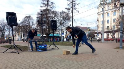 "Набридло сидіти, чекати і боятись". Артист театру влаштував благодійний концерт у Сумах