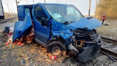 На залізничному переїзді Оброшин — Львів зіткнулися потяг та автомобіль На залізничному переїзді Оброшин — Львів зіткнулися потяг та автомобіль