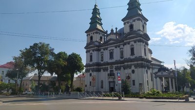 У Тернополі біля Архикатедрального храму УГКЦ встановили металеву огорожу