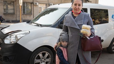 Годують переселенців: у Дніпрі стартував проєкт "Благодійна кухня" Годують переселенців: у Дніпрі стартував проєкт "Благодійна кухня"