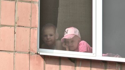 Так діти спостерігали за виставою на вулиці