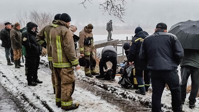На Тернопільщині рятувальники знайшли тіло чоловіка, який провалився під кригу На Тернопільщині рятувальники знайшли тіло чоловіка, який провалився під кригу