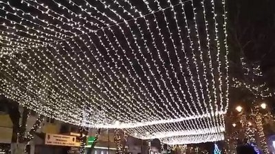На вулиці Проскурівській з’явилась нова ілюмінація "Зоряне небо". На вулиці Проскурівській з’явилась нова ілюмінація "Зоряне небо".