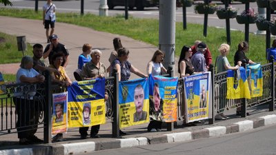 Рідні полонених та загиблих військовослужбовців в центрі Сум.