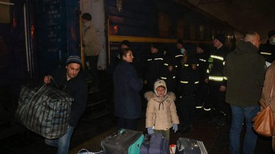 Потяг з переселенцями прибув у Черкаси Потяг з переселенцями прибув у Черкаси