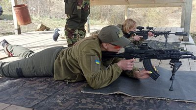 Уляна Фіалка стріляє Уляна Фіалка стріляє