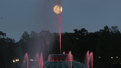 Над Землею піднявся Квітковий Місяць. Як він виглядав з різних куточків світу