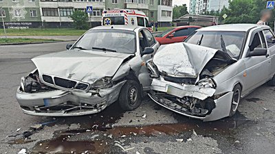Внаслідок аварії у Сумах травмувалися чотири людини — їх доправили до лікарні