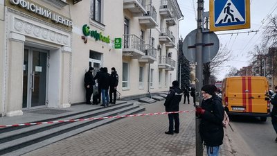 У центрі Чернігова замінували відділення банку. Проводиться перевірка
