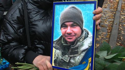 У Сумах попрощалися із загиблим солдатом Максимом Ушаковим У Сумах попрощалися із загиблим солдатом Максимом Ушаковим