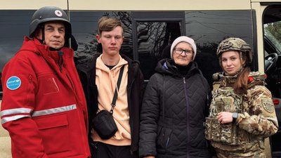 Поліцейські та волонтери евакуювали жінку та її онука з Куп'янського району