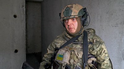 Боєць 3 ОШБр, командир штурмової групи, яка зачищає багатоповерхівку на Донеччині Боєць 3 ОШБр, командир штурмової групи, яка зачищає багатоповерхівку на Донеччині