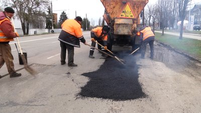 У Житомирі розпочали ямковий ремонт доріг