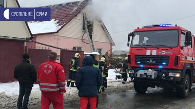 "Спала після нічної зміни". У Сумах на вулиці Боровій сталася пожежа в приватному будинку "Спала після нічної зміни". У Сумах на вулиці Боровій сталася пожежа в приватному будинку
