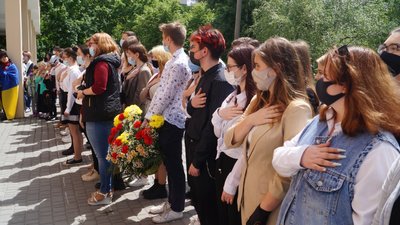 На двох школах Дніпра відкрили меморіальні дошки випускникам – бійцям, загиблим на сході України На двох школах Дніпра відкрили меморіальні дошки випускникам – бійцям, загиблим на сході України