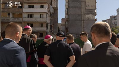 Секретар Святого Престолу відвідав зруйнований 14 травня росіянами будинок у Києві