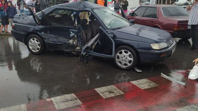 У Чернігові на вулиці Незалежності зіткнулись два «Peugeot»: травмовані двоє людей