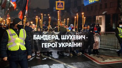"День єднання поколінь патріотів". У Дніпрі провели смолоскипний марш до дня народження Бандери