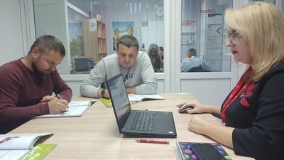 У Луцьку безплатно навчають учасників бойових дій та ветеранів війни англійської мови У Луцьку безплатно навчають учасників бойових дій та ветеранів війни англійської мови