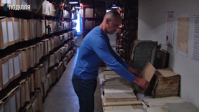 В закладі зберігаються документи, вік яких понад три сотні років. Фото: Суспільне В закладі зберігаються документи, вік яких понад три сотні років. Фото: Суспільне