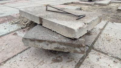 У Рівному на майдані Незалежності замінюють бетонні плити У Рівному на майдані Незалежності замінюють бетонні плити