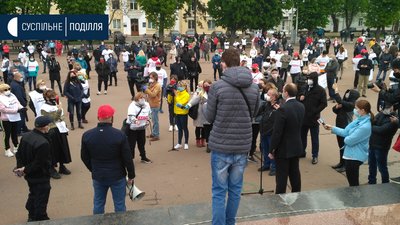 Підприємці Хмельниччини вийшли на мирну акцію. Вимагають дозволити їм працювати