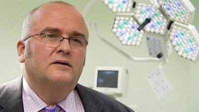 Британський лікар випалив на печінках двох пацієнтів свої ініціали. Його позбавили ліцензії