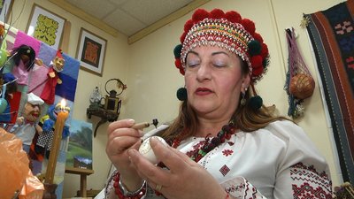 Житомирянка Ганна Івченко зібрала прадавні зразки символів, якими на Поліссі розписували писанки