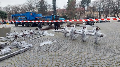В Ужгороді встановлюють 18-метрову штучну ялинку В Ужгороді встановлюють 18-метрову штучну ялинку