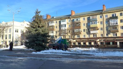 У Полтаві встановили новорічну ялинку: яка вона 2023