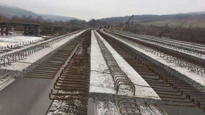 Добудувати міст у селі Крушельниця на Львівщині обіцяють до травня Добудувати міст у селі Крушельниця на Львівщині обіцяють до травня