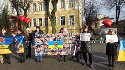 "Не мовчи! Полон вбиває": у Вінниці пройшла акція на підтримку військовополонених "Не мовчи! Полон вбиває": у Вінниці пройшла акція на підтримку військовополонених