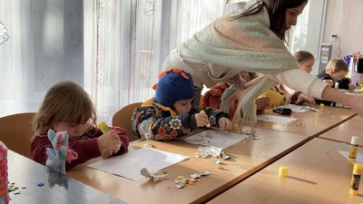 Допомагають побороти страхи: як у Первомайському на Харківщині працює центр арттерапії для переселенців Допомагають побороти страхи: як у Первомайському на Харківщині працює центр арттерапії для переселенців