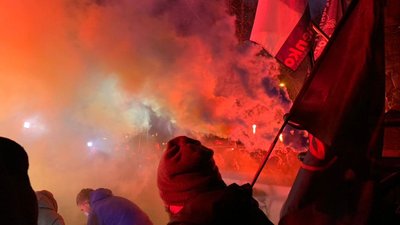 Кілька сотень активістів прибули до "Феофанії", де лікується Зеленський