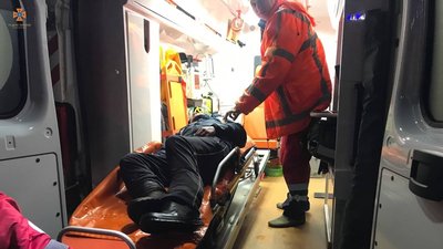 На Київщині рятувальники дістали чоловіка з переливного колодязя дамби
