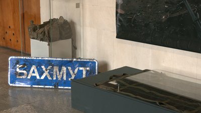 Бронежилет зі слідами крові: у Черкаському музеї представили військову виставку Бронежилет зі слідами крові: у Черкаському музеї представили військову виставку