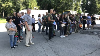 Із полеглим воїном Артемом Слободанюком попрощалися біля Свято-Успенського собору ПЦУ Із полеглим воїном Артемом Слободанюком попрощалися біля Свято-Успенського собору ПЦУ