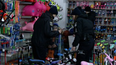 Обирали подарунки та грали у боулінг: у Чернігові патрульна поліція провела акцію для дітей "Дух Різдва" Обирали подарунки та грали у боулінг: у Чернігові патрульна поліція провела акцію для дітей "Дух Різдва"