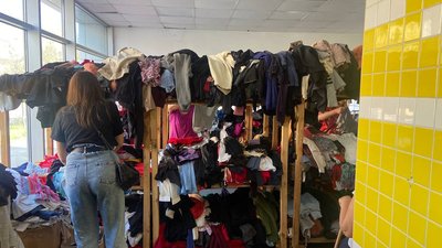 Стелажі та вішаки: у Полтаві волонтерам необхідні меблі для речей у рамках проєкту "Тепла кофта" Стелажі та вішаки: у Полтаві волонтерам необхідні меблі для речей у рамках проєкту "Тепла кофта"