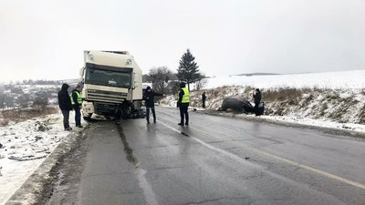 На Франківщині зіткнулися легковик та вантажівка. Троє людей - у лікарні На Франківщині зіткнулися легковик та вантажівка. Троє людей - у лікарні