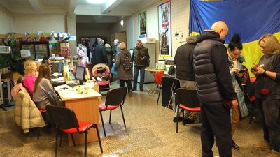 У штабі приймають тих, хто потребує допомоги і раді тим, хто будь-яку допомогу готовий надати. У штабі приймають тих, хто потребує допомоги і раді тим, хто будь-яку допомогу готовий надати.