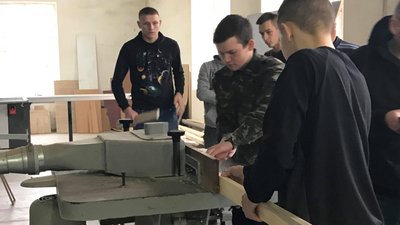 Луцькі студенти змайстрували буди псам, які не мають господарів Луцькі студенти змайстрували буди псам, які не мають господарів