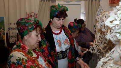 Плетуть маскувальні та співають колядки: як у Вишеньках на Чернігівщині готуються до Святвечора Плетуть маскувальні та співають колядки: як у Вишеньках на Чернігівщині готуються до Святвечора