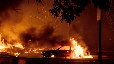Лісові пожежі в США: евакуйовано півмільйона людей, десятки загинули Лісові пожежі в США: евакуйовано півмільйона людей, десятки загинули