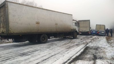 Затор з вантажних автомобілів через аварію утворився біля Боромлі на Сумщині Затор з вантажних автомобілів через аварію утворився біля Боромлі на Сумщині