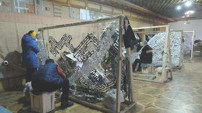 Від військових багато замовлень: як вінницькі волонтери плетуть маскувальні сітки для захисників