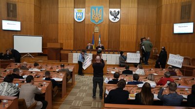 Сесія, міська рада, Франківськ, плакати, люди