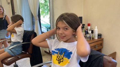 Дівчина з Тернопільщини підстригла волосся, щоб допомогти бійцям ЗСУ