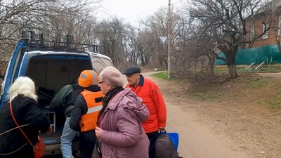 Евакуація родин з селища Олексієво-Дружківка